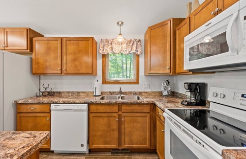 Brill Cabin | Newly Built Lakeside Lodge with Pontoon Rental & Great Views