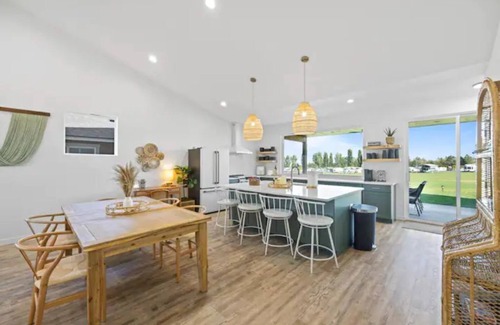 Moses Lake House | Modern Home with Hot Tub & Golf Course Views - Rated 9.8