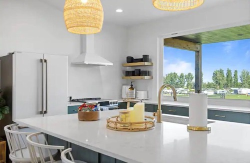 Moses Lake House | Modern Home with Hot Tub & Golf Course Views - Rated 9.8