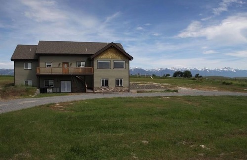 Polson House | Inviting Home with Game Room & Gym - Rated 9.8/10!