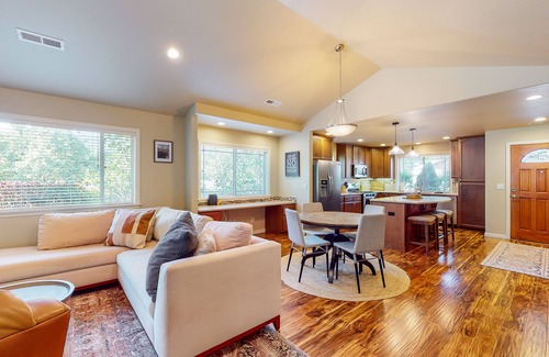 Sandpoint House | Modern Retreat with Hot Tub, Patio & Fireplace Near Skiing