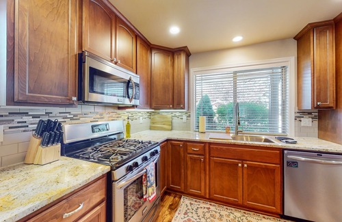 Sandpoint House | Modern Retreat with Hot Tub, Patio & Fireplace Near Skiing