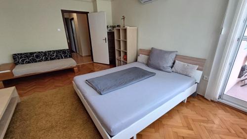 Sarvar Apartment | Family-Friendly Getaway at NewIsland Apartman - 9.3/10 Rated
