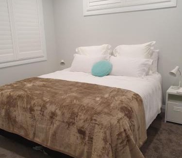 Khandallah Apartment | Modern 1 Bedroom Retreat in Central Khandallah