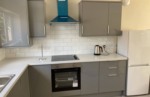Balderton House | Exceptional 3-Bedroom House with Kitchen & Parking