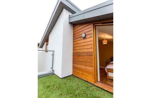 Cambridge House | Modern 3BR Home Steps from Addenbrooke's - Rated 10/10