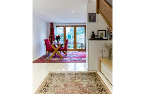 Cambridge House | Modern 3BR Home Steps from Addenbrooke's - Rated 10/10