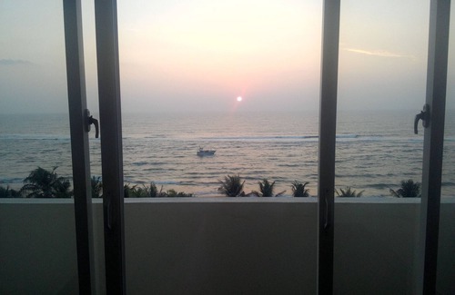 Mount Lavinia Apartment | Modern Oceanview Apartment with Breathtaking Scenery