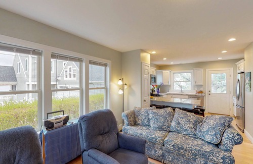 Teaticket House | Bayview Retreat Steps from Great Pond - Pet Friendly & Oceanfront