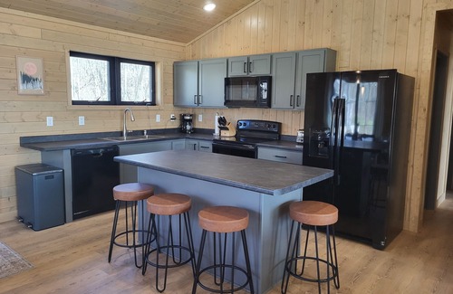 Lake Jessie Cabin | Cozy Cedarpoint Cottage on Jessie Lake - Pet Friendly Retreat
