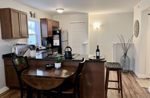 Traverse City Condo | Prime Condo Steps from Hospital with Breakfast & Kitchen