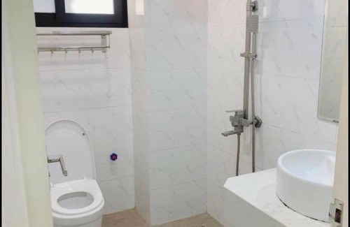 Lang Ha Apartment | Budget-Friendly Entire Unit with Balcony & Pet Friendly