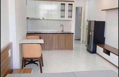Lang Ha Apartment | Budget-Friendly Entire Unit with Balcony & Pet Friendly