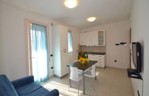 Rosapineta Apartment | Modern Flat in the Heart of Rosolina Mare with Spa & Kitchen