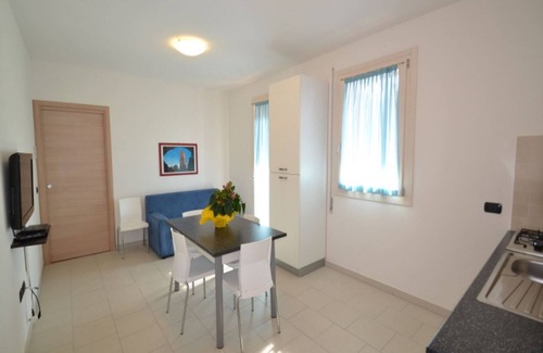 Rosapineta Apartment | Modern Flat in the Heart of Rosolina Mare with Spa & Kitchen