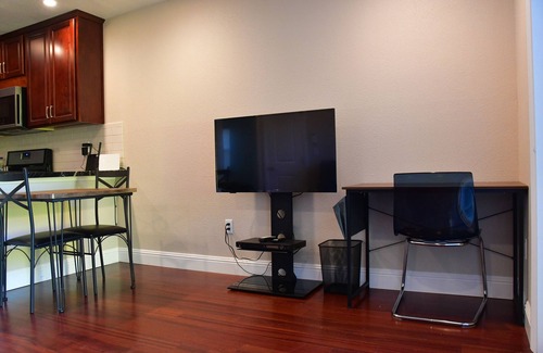 Walnut Creek House | Private Newly-Built Guesthouse with Spa and Breakfast