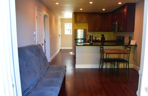 Walnut Creek House | Private Newly-Built Guesthouse with Spa and Breakfast