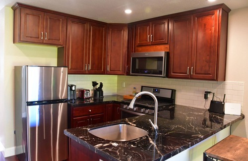 Walnut Creek House | Private Newly-Built Guesthouse with Spa and Breakfast