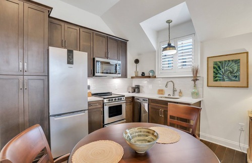 Hitch Village - Fred Wessels Homes Apartment | Newly Built High-end Carriage House Steps to Riverfront by Lucky Savannah