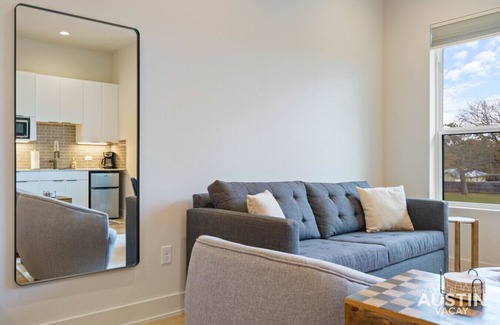 Lower Basin Lake Travis House | Newly Built Home near Lake Austin w/Huge Balcony, Spacious Yard + New Appliances