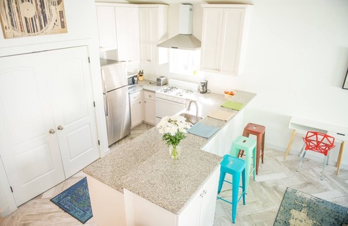 MacGregor House | Modern Inner Loop Townhome with Breakfast & Kitchen Access