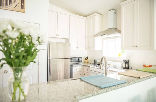 MacGregor House | Modern Inner Loop Townhome with Breakfast & Kitchen Access