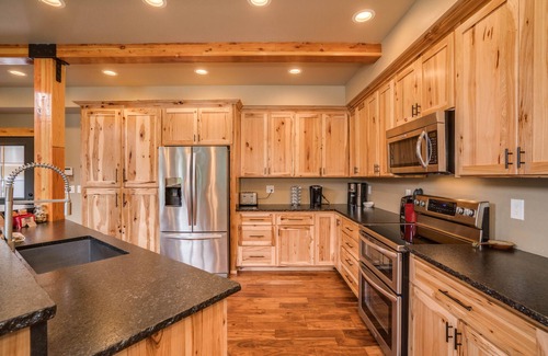 Leavenworth Cabin | New River Lodge: Pet-Friendly Cabin for Up to 10 Guests