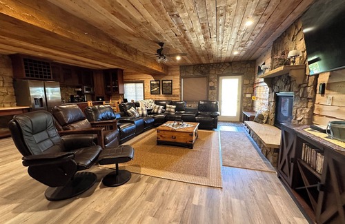Grand Lake Cabin | Experience a Cozy Log Cabin by Private Lake with Spa & Pool