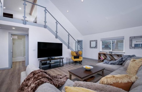 Alta Apartment | Newly Built Villa with Hot Tub in Sierra Mountains