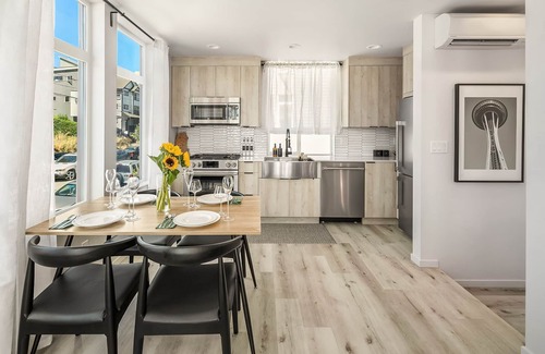 Fremont House | Modern Seattle Townhome with Spectacular Lake Views