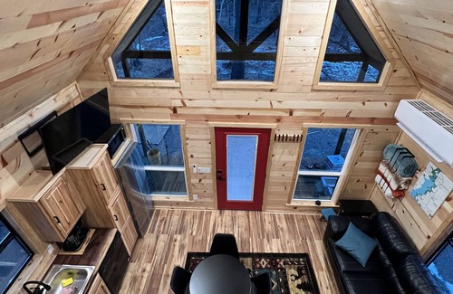 Chelsea Cabin | Perfectly Located Secluded Cabin with Loft & Pet-Friendly Stay