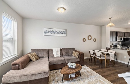 Southwest Ada County Alliance House | Modern Townhome with Breakfast & Family-Friendly Amenities