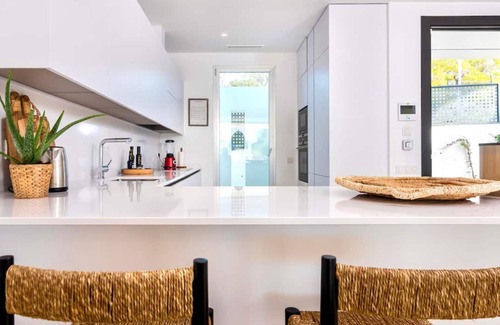 Marbella Cottage | Modern Townhouse with Rooftop Pool in La Finca