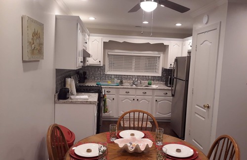 Muscle Shoals Apartment | Newly Built Garage Apartment with Pool & Spa Amenities
