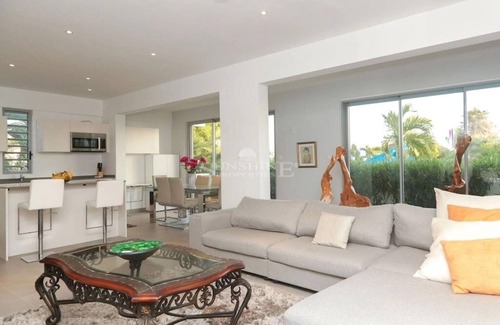 Pelican Key Villa | Elegant Villa Frangipani: Beachfront Bliss Awaits You