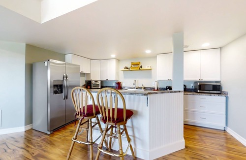 Fort Collins House | Modern Walkout Basement with Water Views & Fun Amenities