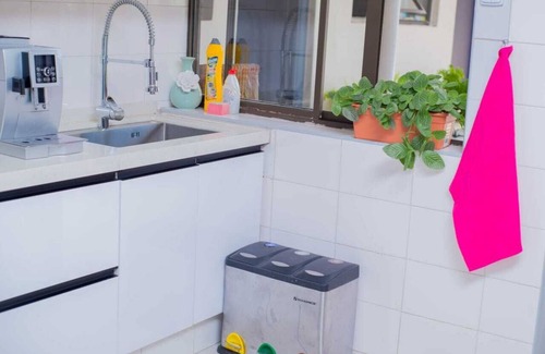 Blantyre House | Cozy Hideaway with Amazing Garden Near Airport & City