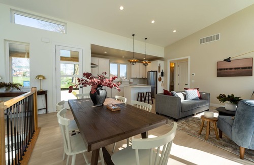 Dry Ridge House | Modern Home with Hot Tub, Steps from Ark Encounter