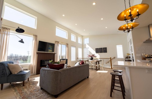 Dry Ridge House | Modern Home with Hot Tub, Steps from Ark Encounter