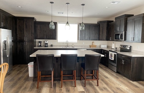 Mesquite House | Modern Family Home with Kitchen & Breakfast Included