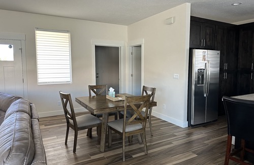 Mesquite House | Modern Family Home with Kitchen & Breakfast Included