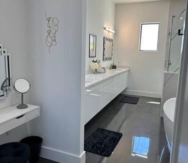 Houston House | Newly Constructed Winsome Village - A Galleria Area