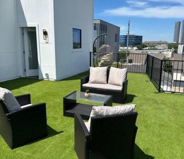Houston House | Newly Constructed Winsome Village - A Galleria Area