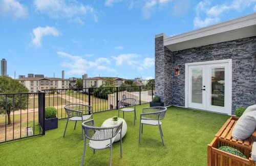 Houston House | Newly Constructed Winsome Village B Galleria Area