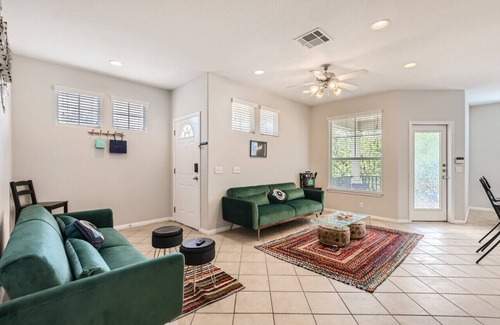 North Loop House | Modern 3/2 Townhouse Near Domain with Pet-Friendly Amenities