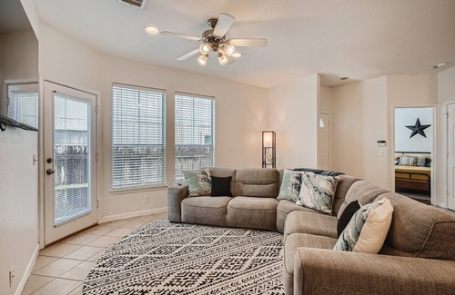 North Loop House | Modern 3/2 Townhouse Near Domain with Pet-Friendly Amenities