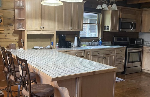 Chattaroy Cabin | Cozy Cabin Near Trails, Pet-Friendly with Pool Access!
