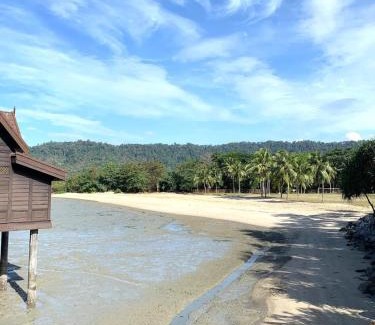 Kuala Teriang House | Modern Seavilla Studio with Ocean View for 4 Guests