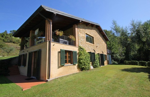 Castelnuovo di Garfagnana Villa | Stunning Barn Retreat with Private Pool and Scenic Views