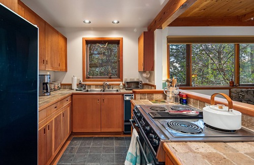 Friday Harbor Cabin | Riverside Retreat: Family-Friendly Cabin with Scenic Views